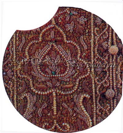Нарукавники из бисера (фрагмент крупный планом)